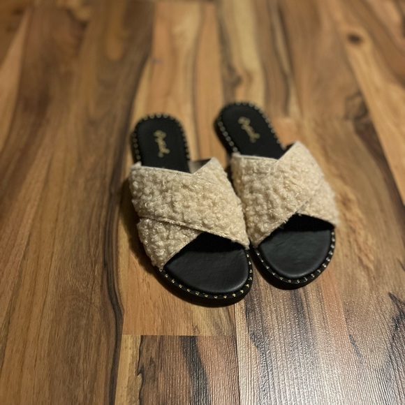 Lyton sandal/slipper 6.5 never worn in box fits like a 6 - Picture 5 of 6